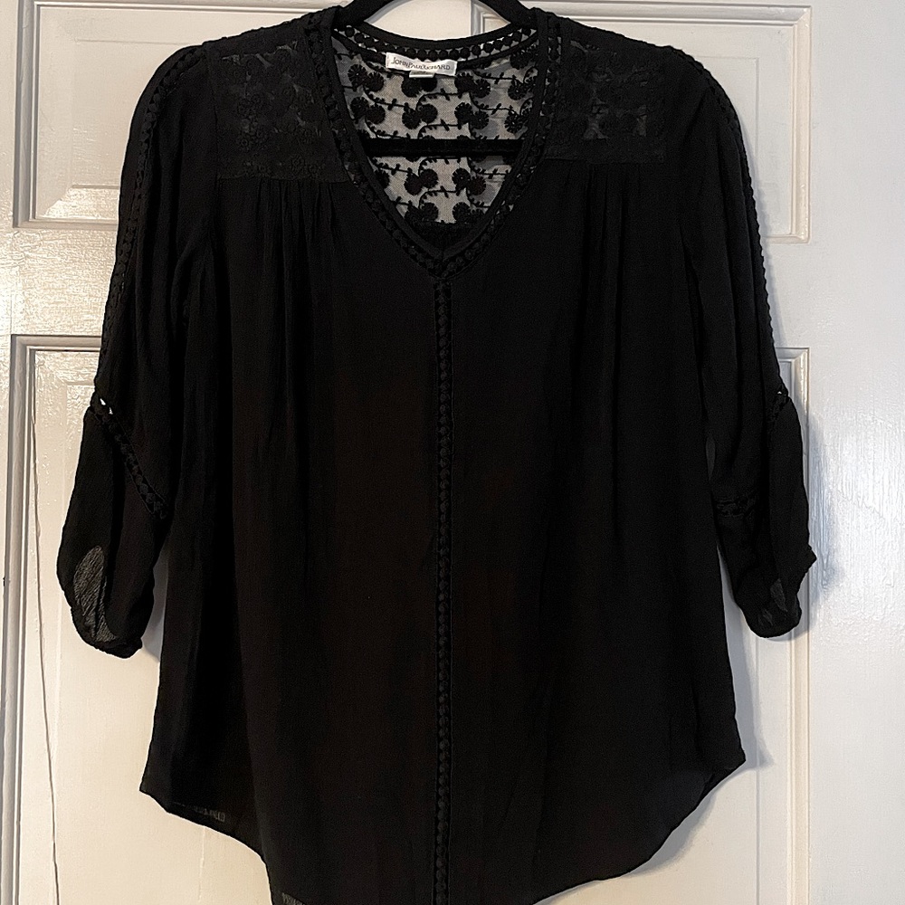 JOHNPAULRICHARD
Raelinn Crochet Detail Top